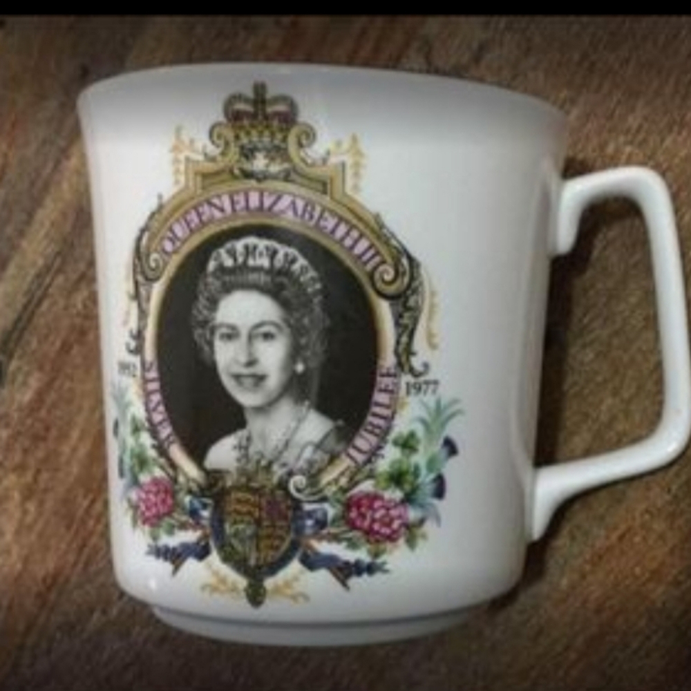 Mug Queen Elizabeth Silver Jubilee English Bone China Antique Collectable